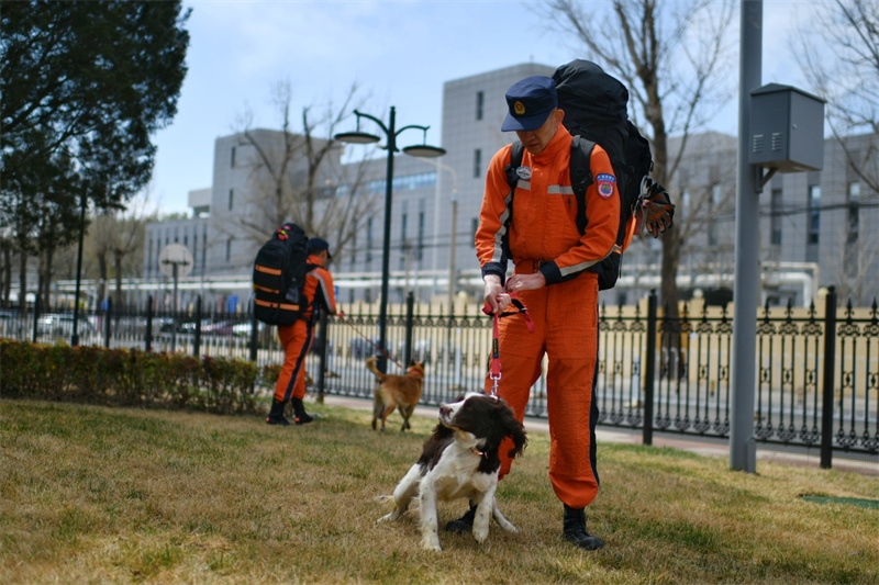Equipe de resgate da China viaja à área do terremoto em Mianmar para miss?o internacional