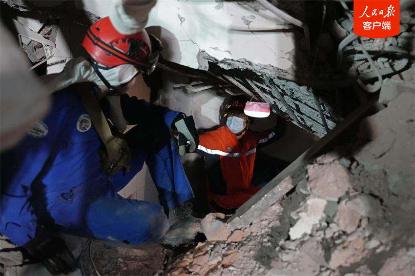 Equipe de resgate chinesa realiza resgate em Mandalay, Mianmar