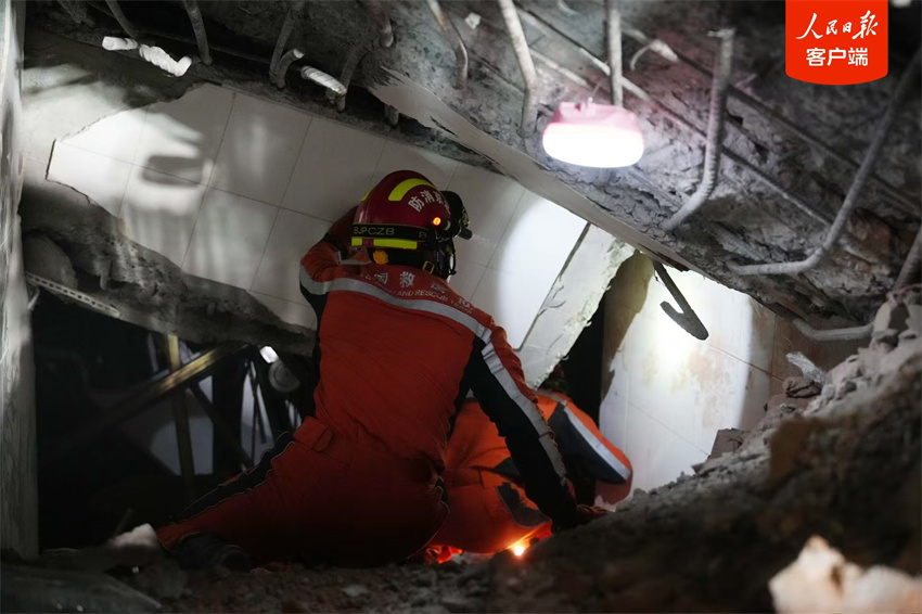 Equipe de resgate chinesa realiza resgate em Mandalay, Mianmar