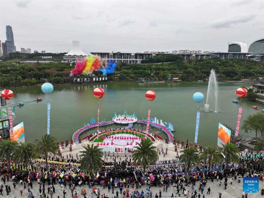 Carnaval celebra o Festival de Sanyuesan em Nanning, Guangxi