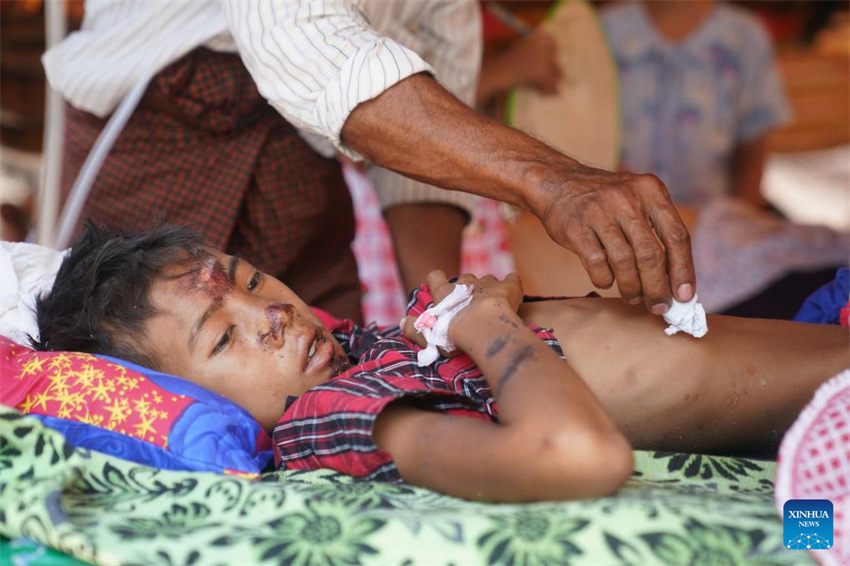 Pessoas feridas em terremoto recebem tratamento médico em Mianmar