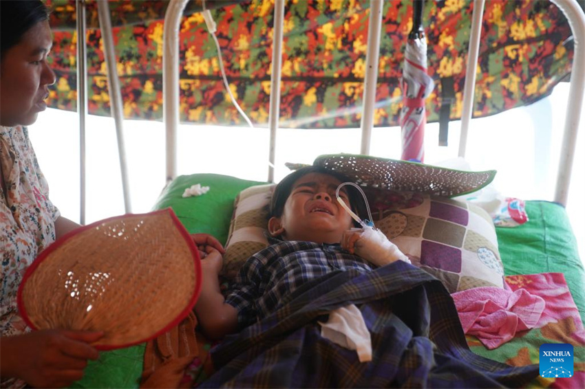 Pessoas feridas em terremoto recebem tratamento médico em Mianmar