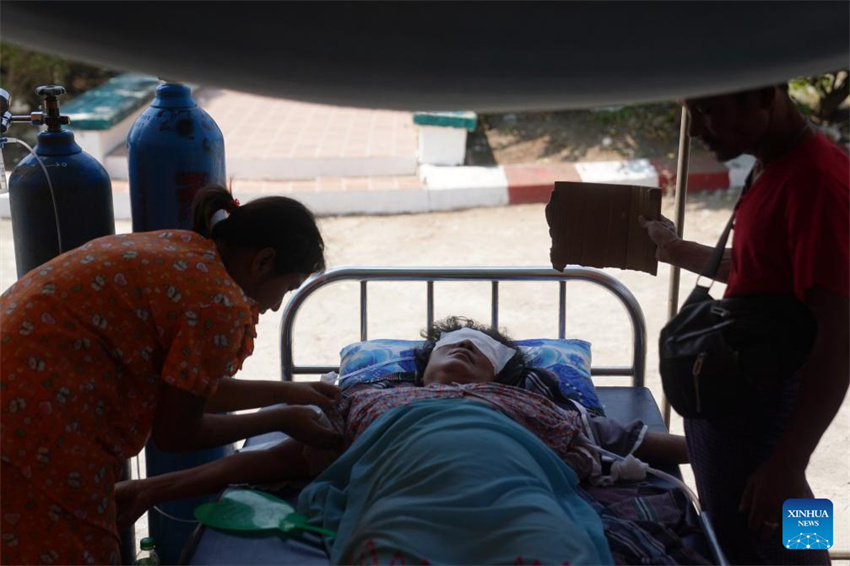 Pessoas feridas em terremoto recebem tratamento médico em Mianmar