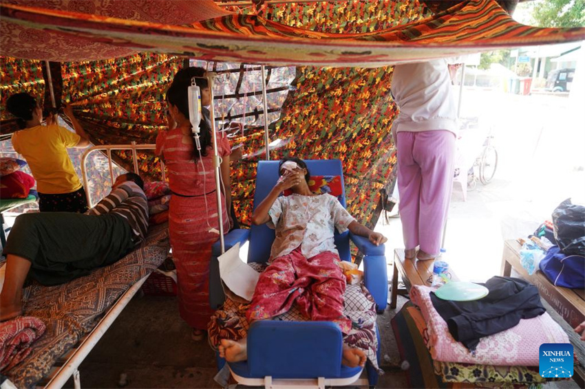 Pessoas feridas em terremoto recebem tratamento médico em Mianmar