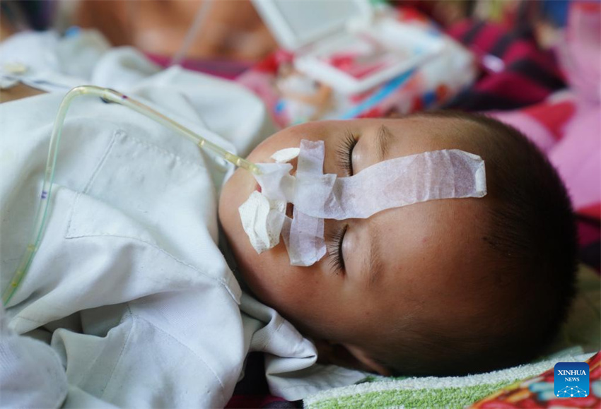 Pessoas feridas em terremoto recebem tratamento médico em Mianmar