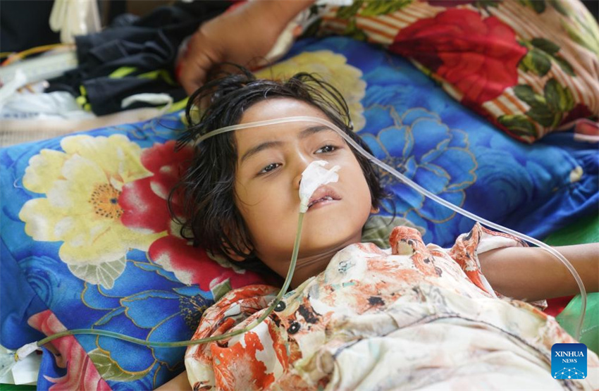 Pessoas feridas em terremoto recebem tratamento médico em Mianmar