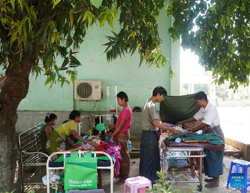 Pessoas feridas em terremoto recebem tratamento médico em Mianmar