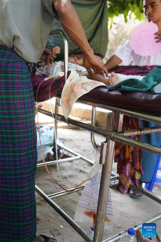 Pessoas feridas em terremoto recebem tratamento médico em Mianmar