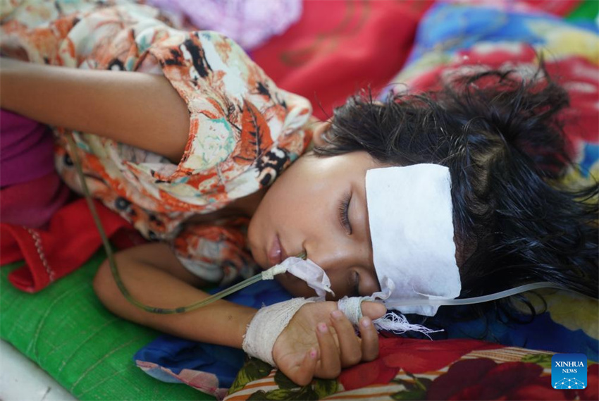 Pessoas feridas em terremoto recebem tratamento médico em Mianmar