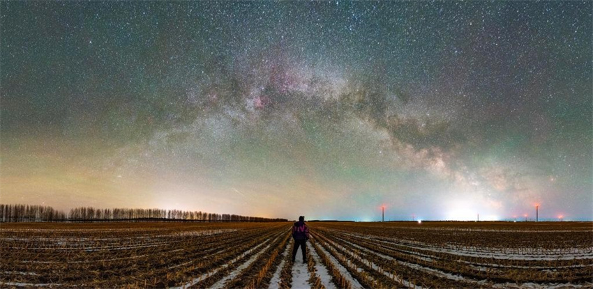 Arco da Via Láctea ilumina o céu noturno em Heilongjiang, no nordeste da China