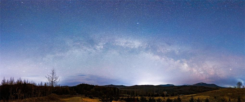 Arco da Via Láctea ilumina o céu noturno em Heilongjiang, no nordeste da China