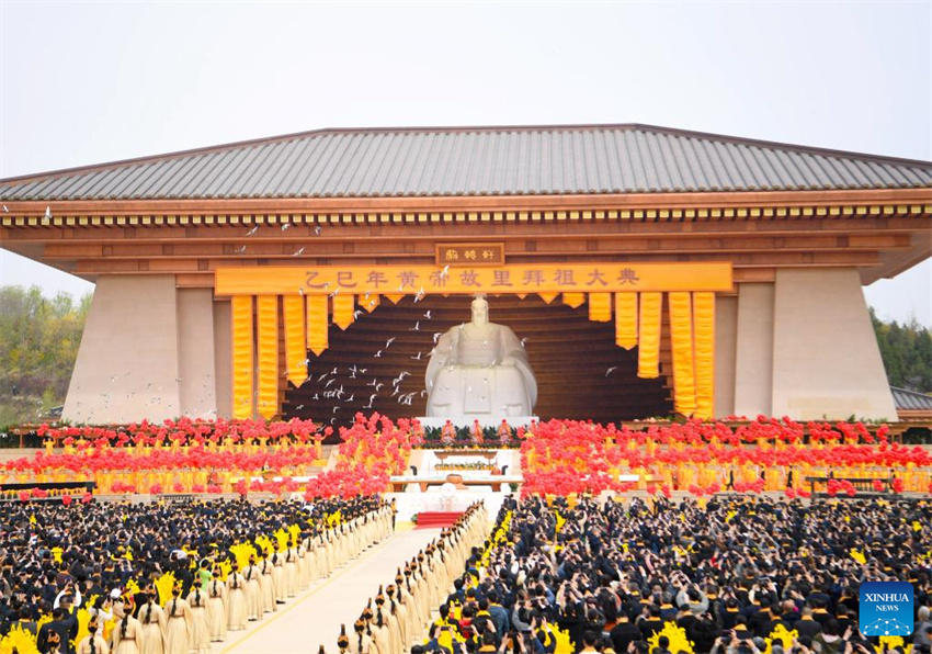 Grande cerim?nia adora o lendário antepassado Huangdi em Henan, na China