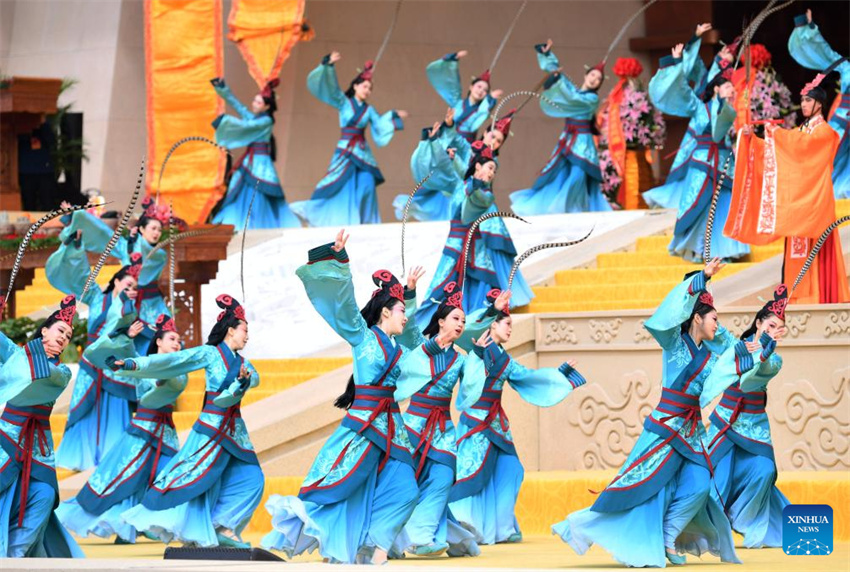 Grande cerim?nia adora o lendário antepassado Huangdi em Henan, na China