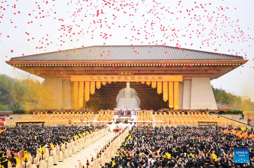 Grande cerim?nia adora o lendário antepassado Huangdi em Henan, na China
