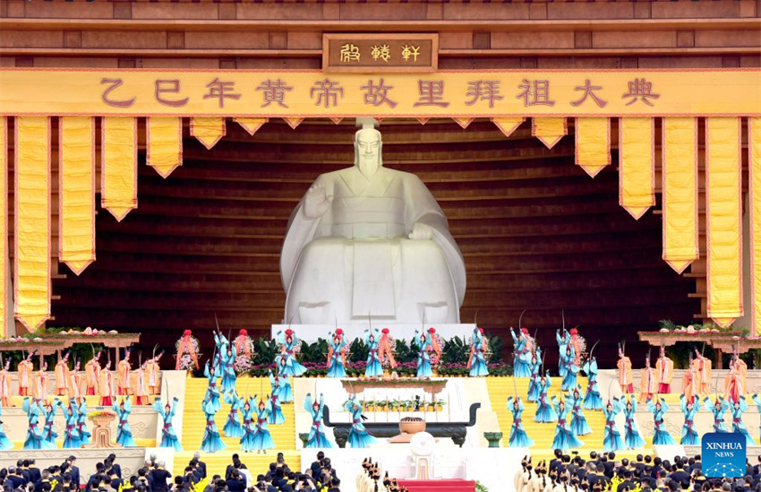 Grande cerim?nia adora o lendário antepassado Huangdi em Henan, na China
