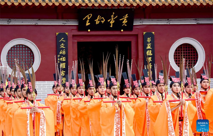 Grande cerim?nia adora o lendário antepassado Huangdi em Henan, na China