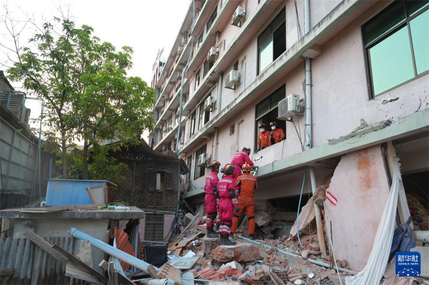 Equipe de resgate chinesa resgata 9o sobrevivente em Mianmar