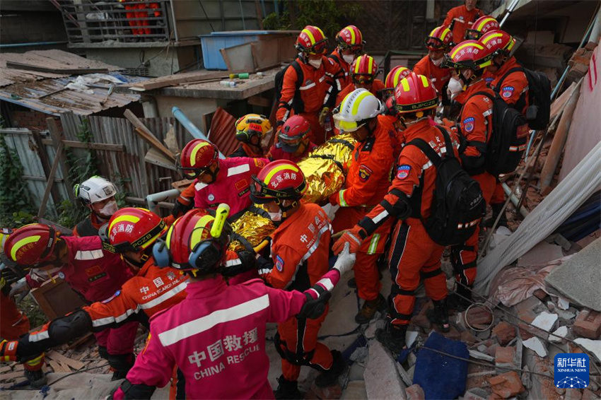 Equipe de resgate chinesa resgata 9o sobrevivente em Mianmar