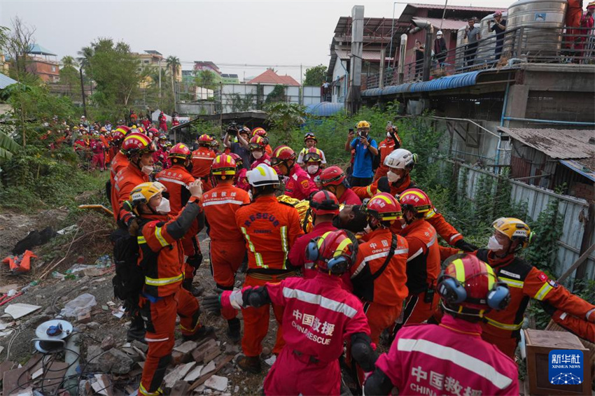 Equipe de resgate chinesa resgata 9o sobrevivente em Mianmar