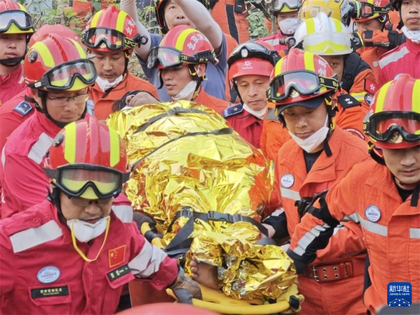 Equipe de resgate chinesa resgata 9o sobrevivente em Mianmar