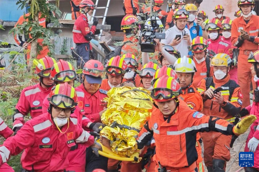 Equipe de resgate chinesa resgata 9o sobrevivente em Mianmar