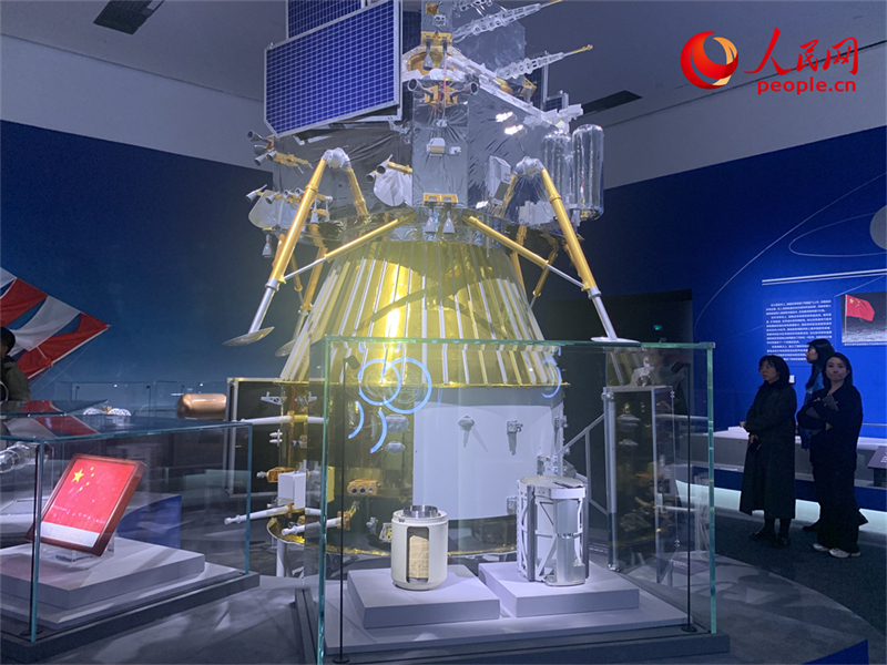 Exposi??o sobre os 20 anos do programa lunar da China inaugurada no Museu Nacional