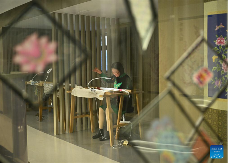 Ren Wei, herdeira da arte de bordado Han em Hubei