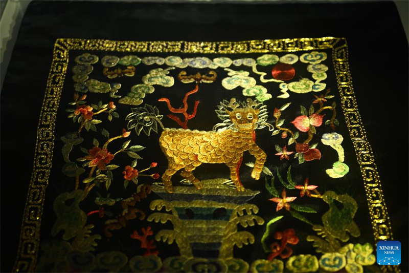 Ren Wei, herdeira da arte de bordado Han em Hubei