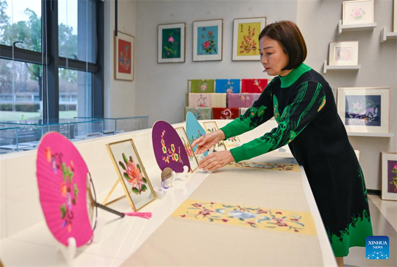 Ren Wei, herdeira da arte de bordado Han em Hubei