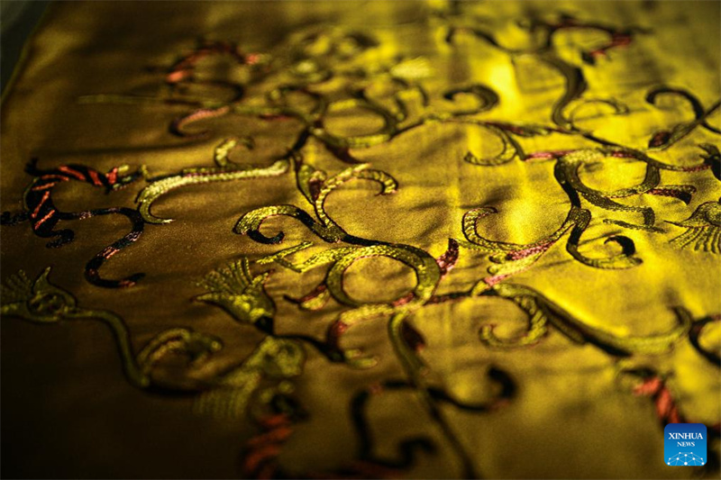 Ren Wei, herdeira da arte de bordado Han em Hubei