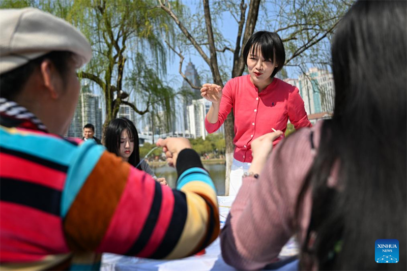 Ren Wei, herdeira da arte de bordado Han em Hubei