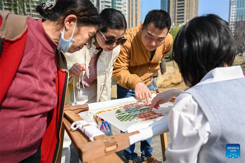 Ren Wei, herdeira da arte de bordado Han em Hubei