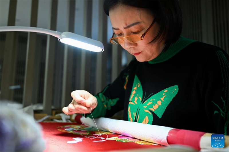 Ren Wei, herdeira da arte de bordado Han em Hubei