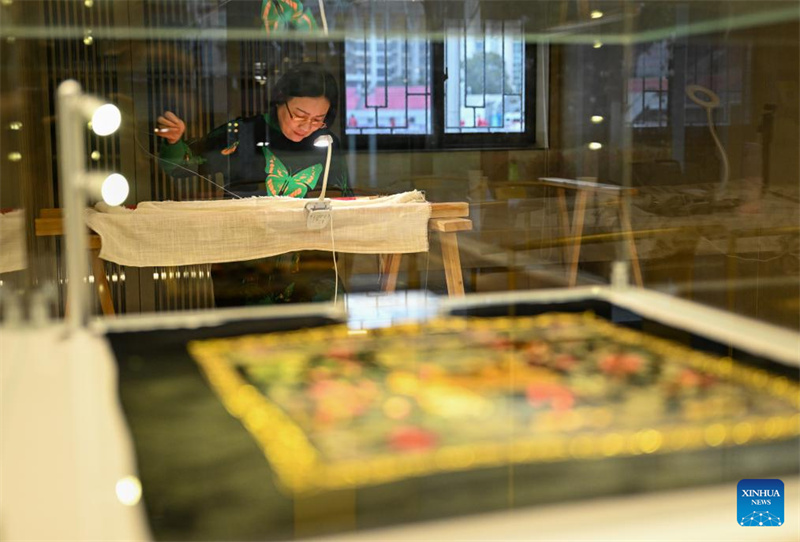 Ren Wei, herdeira da arte de bordado Han em Hubei