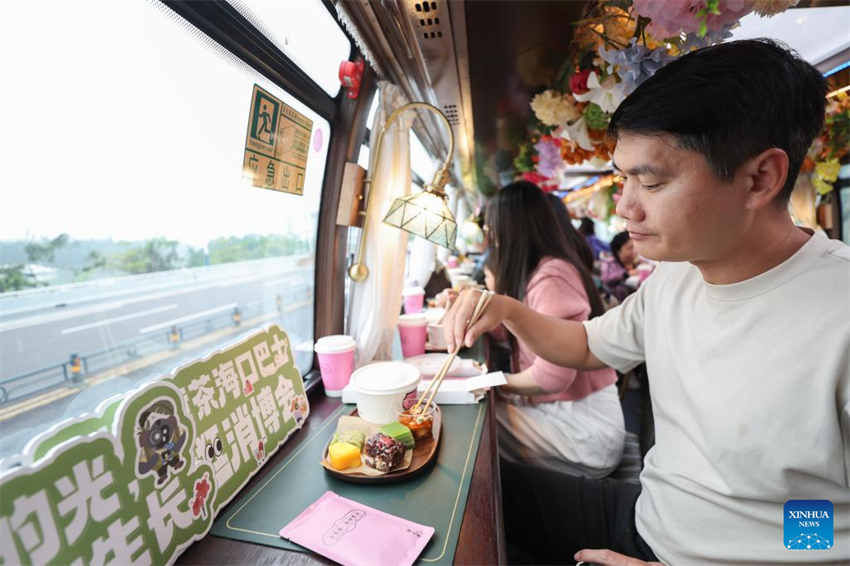 ?nibus Laobacha de Haikou inaugura rota especial da CICPE em Hainan