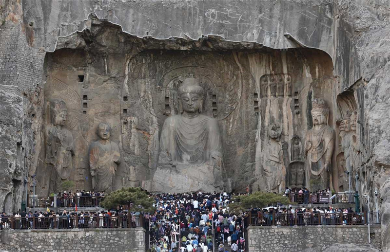 Grutas Longmen atraem visitantes durante o Festival Qingming