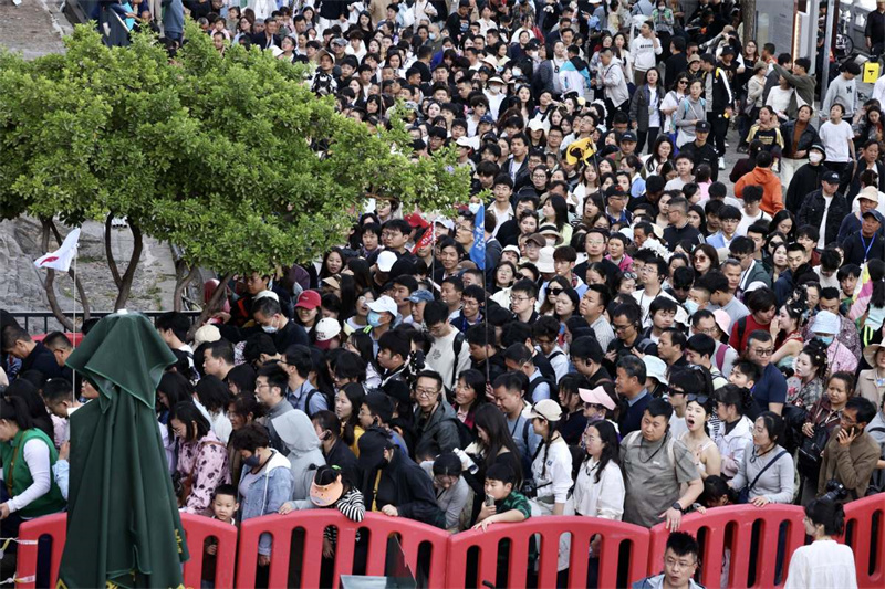 Grutas Longmen atraem visitantes durante o Festival Qingming