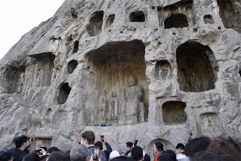 Grutas Longmen atraem visitantes durante o Festival Qingming