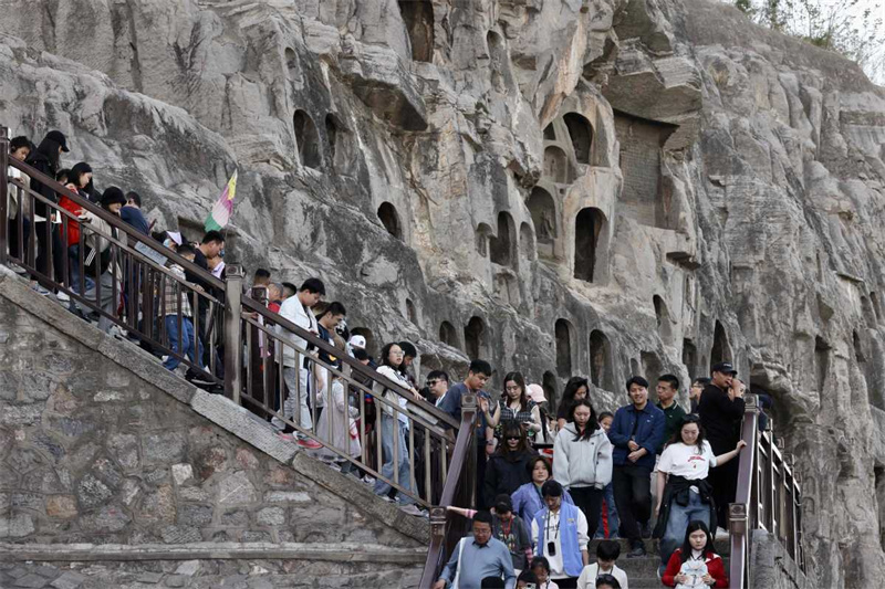Grutas Longmen atraem visitantes durante o Festival Qingming