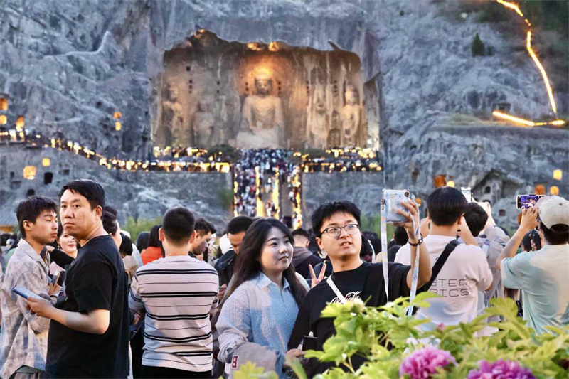 Grutas Longmen atraem visitantes durante o Festival Qingming