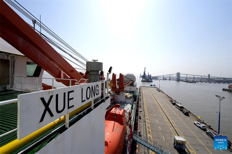 Quebra-gelo chinês Xuelong retorna a Shanghai após pesquisa antártica frutífera