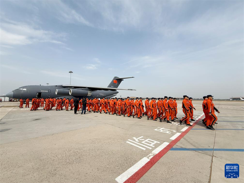 Equipes de resgate chinesas retornam a Beijing após miss?o em Mianmar