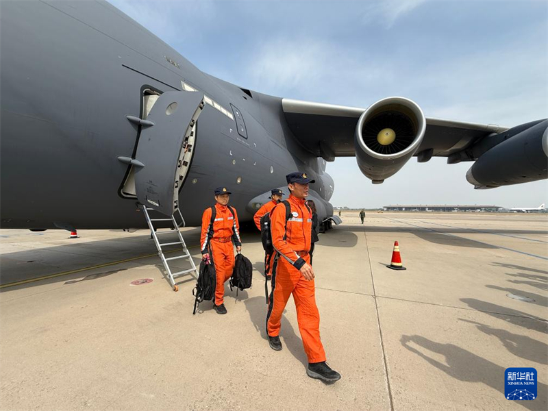 Equipes de resgate chinesas retornam a Beijing após miss?o em Mianmar