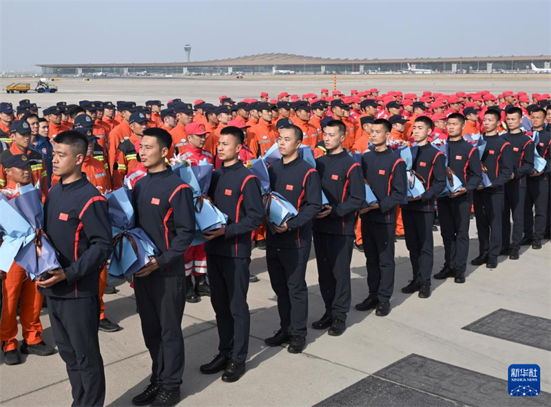 Equipes de resgate chinesas retornam a Beijing após miss?o em Mianmar