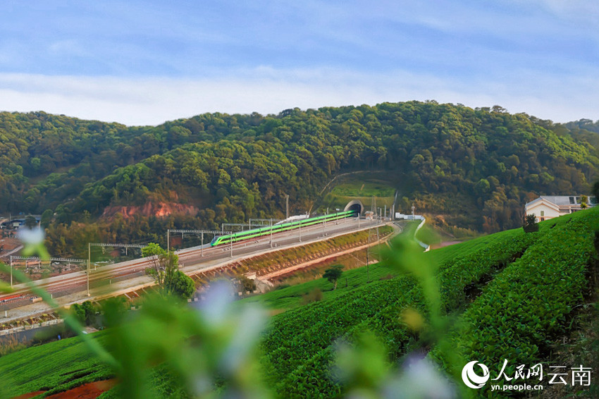 Ferrovia China-Laos comemora segundo aniversário