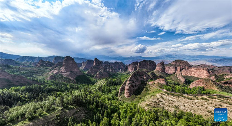 Vista do Geoparque Nacional de Kanbula em Qinghai, China