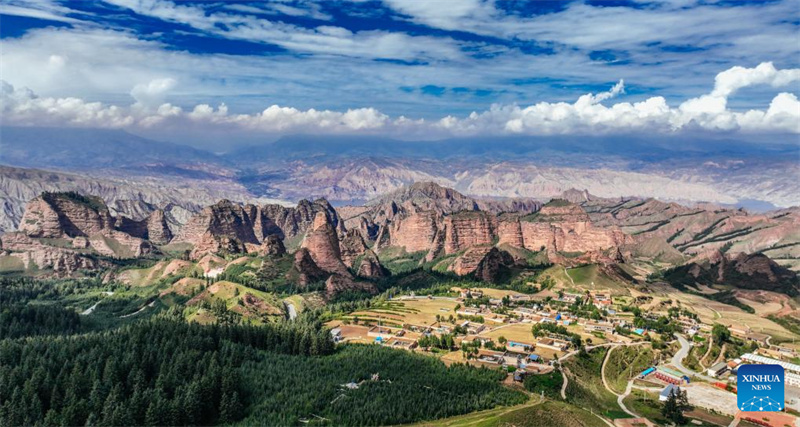 Vista do Geoparque Nacional de Kanbula em Qinghai, China