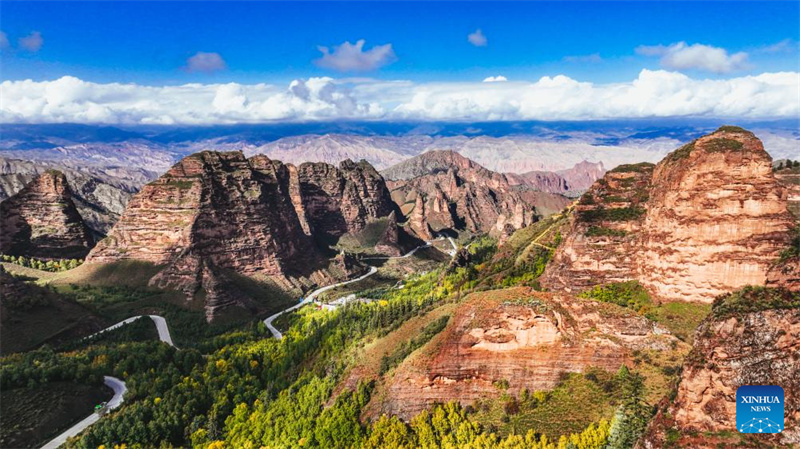 Vista do Geoparque Nacional de Kanbula em Qinghai, China