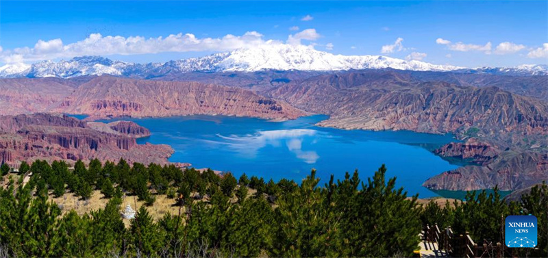 Vista do Geoparque Nacional de Kanbula em Qinghai, China