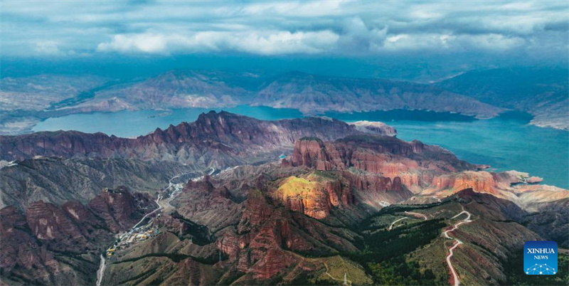 Vista do Geoparque Nacional de Kanbula em Qinghai, China